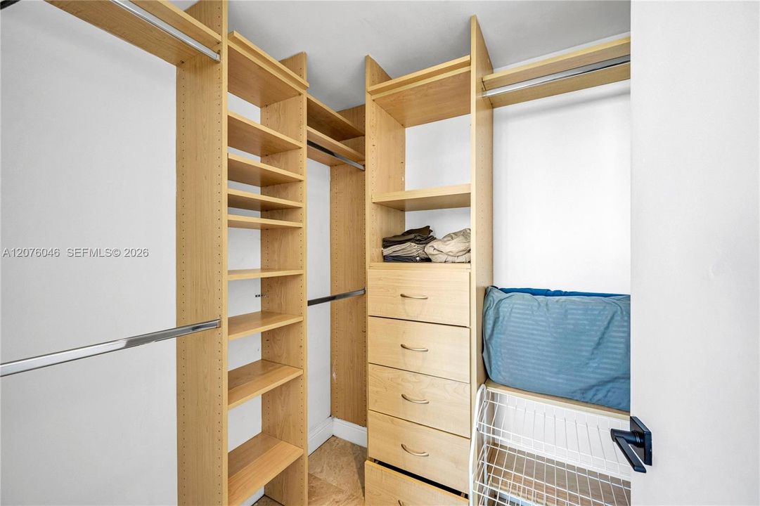 For Rent: $2,800 (1 beds, 1 baths, 740 Square Feet)