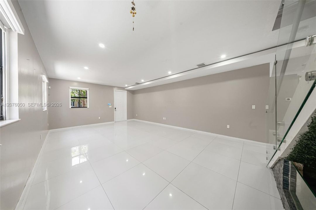 En Renta: $5,150 (5 camas, 3 baños, 3340 Pies cuadrados)