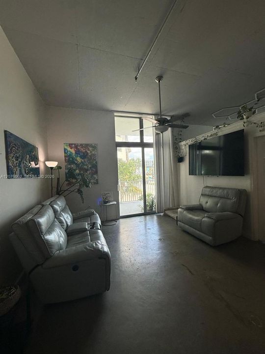 For Sale: $370,000 (2 beds, 2 baths, 1026 Square Feet)