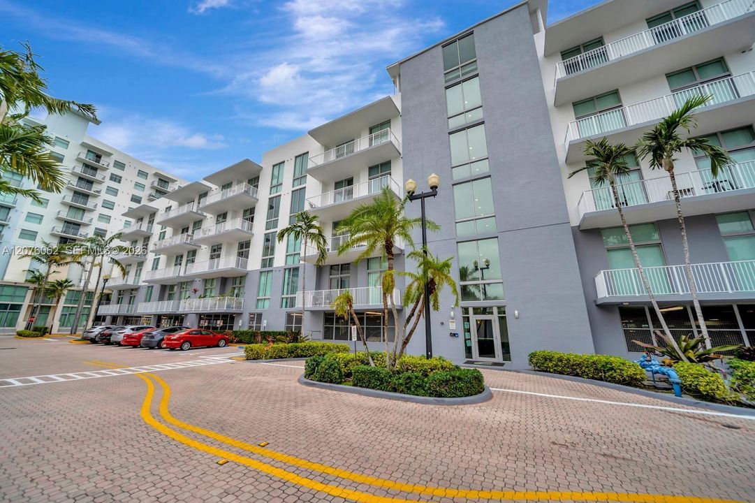 For Sale: $370,000 (2 beds, 2 baths, 1026 Square Feet)