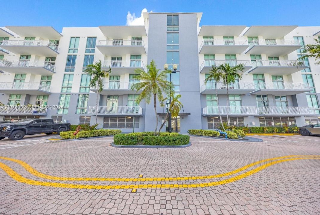 For Sale: $370,000 (2 beds, 2 baths, 1026 Square Feet)