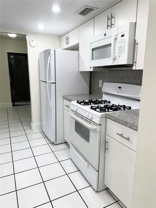 For Rent: $2,900 (2 beds, 1 baths, 1400 Square Feet)