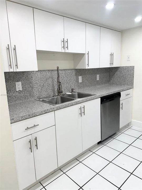 For Rent: $2,900 (2 beds, 1 baths, 1400 Square Feet)