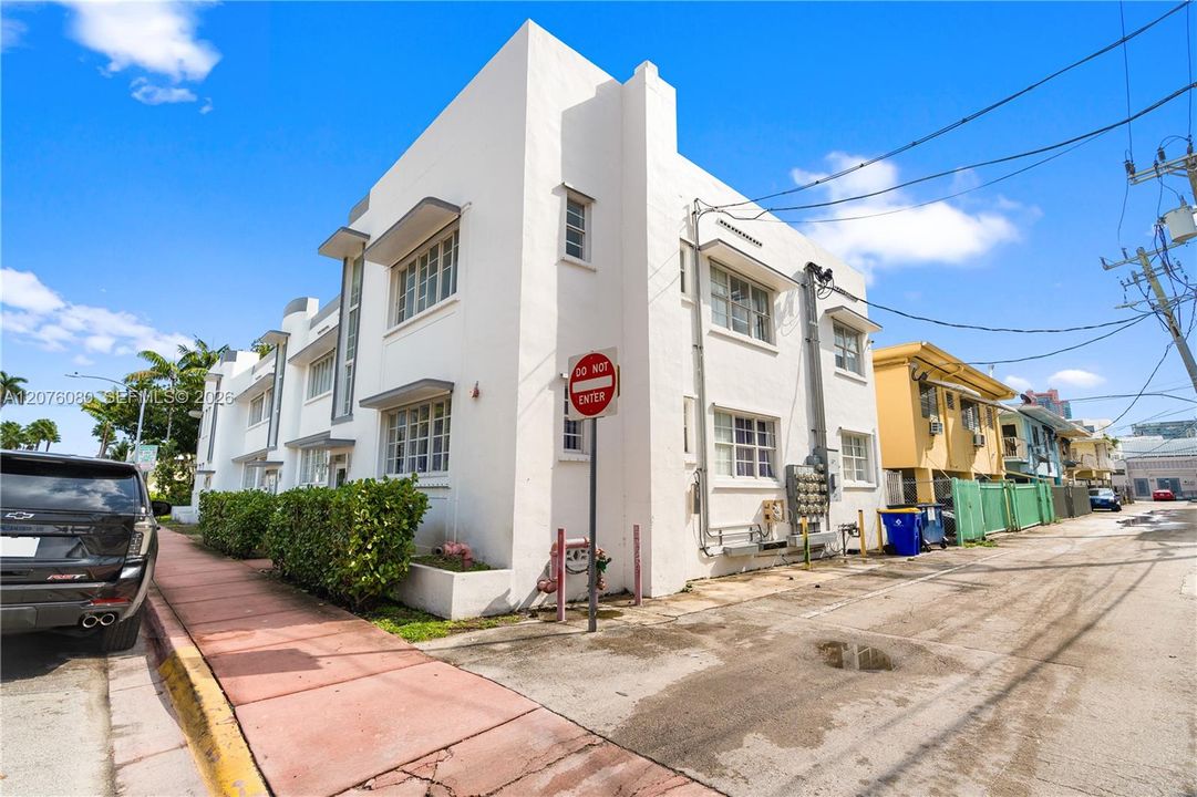 For Rent: $2,300 (2 beds, 1 baths, 469 Square Feet)