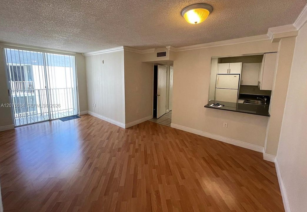 For Rent: $2,500 (2 beds, 1 baths, 786 Square Feet)