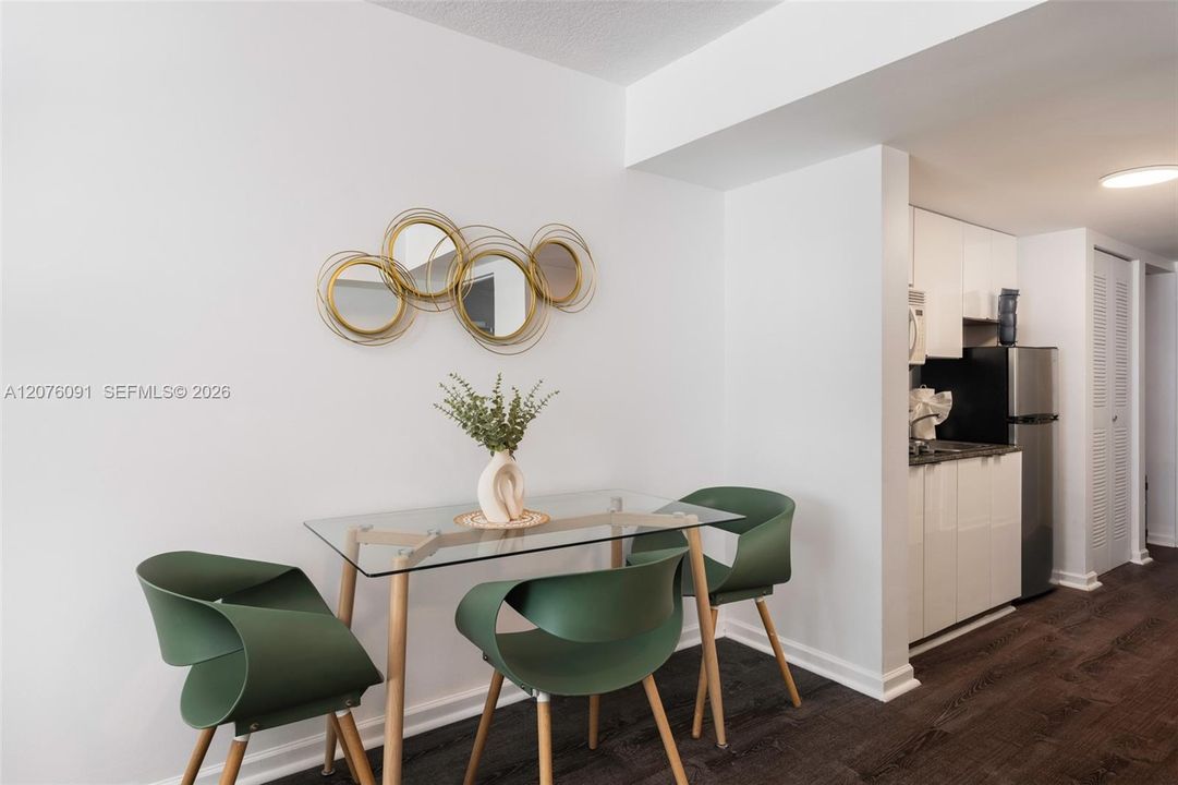 For Rent: $2,750 (0 beds, 1 baths, 425 Square Feet)