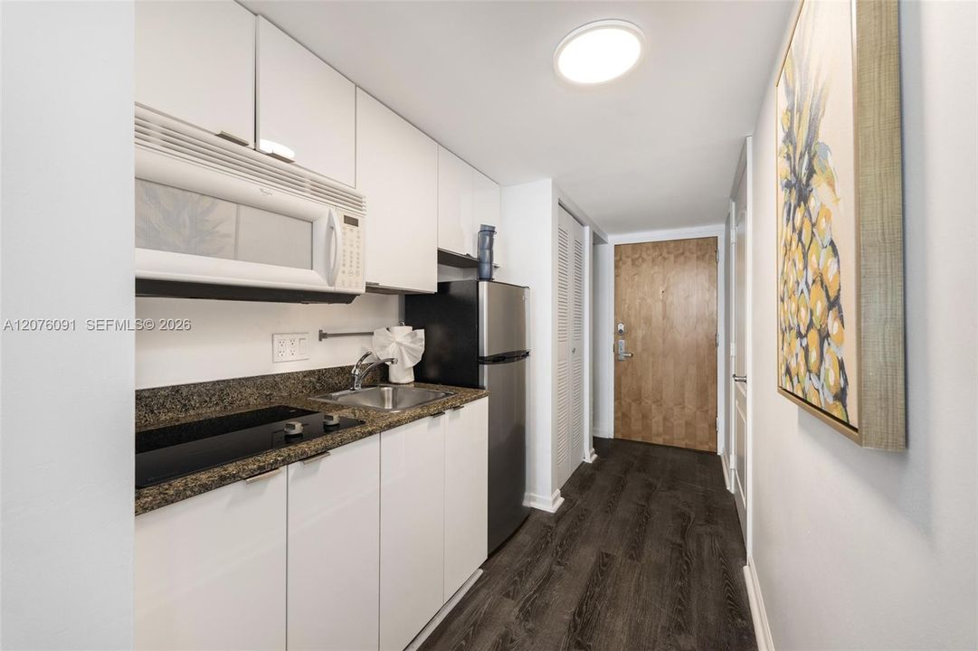 For Rent: $2,750 (0 beds, 1 baths, 425 Square Feet)