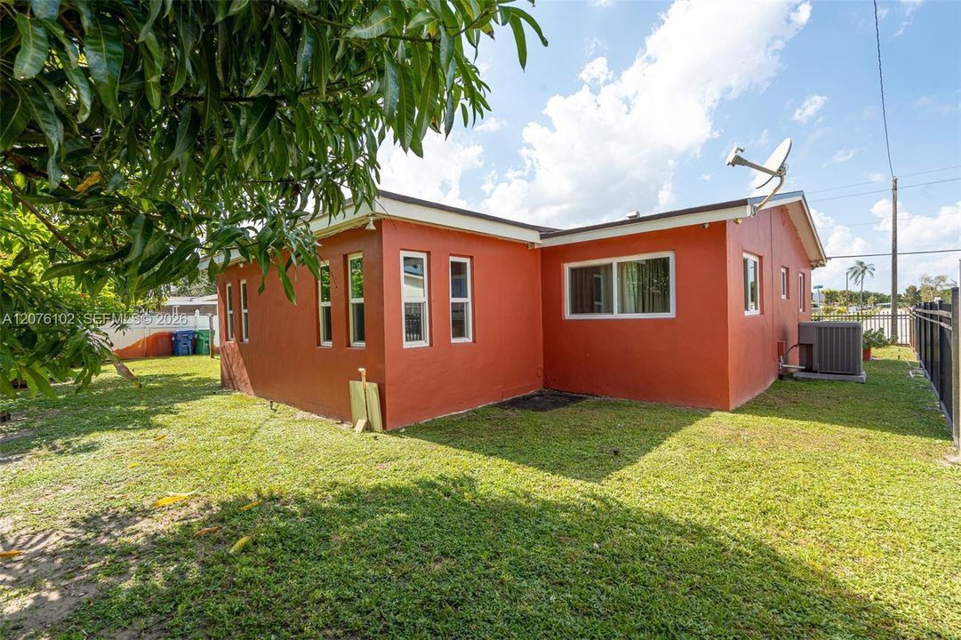 For Sale: $535,000 (3 beds, 2 baths, 1562 Square Feet)
