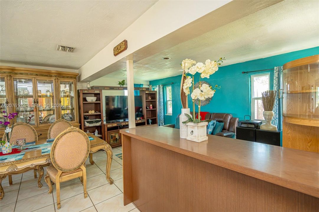 For Sale: $535,000 (3 beds, 2 baths, 1562 Square Feet)