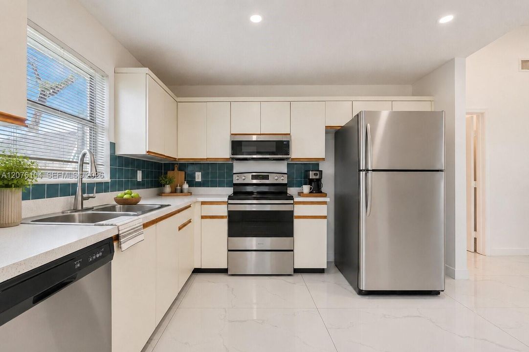 For Sale: $340,000 (2 beds, 2 baths, 1171 Square Feet)