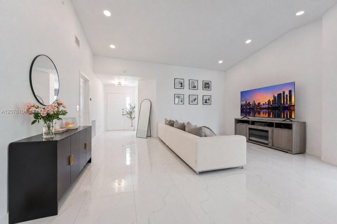 For Sale: $340,000 (2 beds, 2 baths, 1171 Square Feet)
