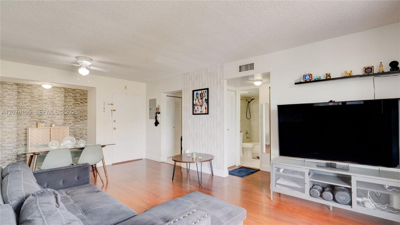 For Rent: $2,200 (2 beds, 2 baths, 840 Square Feet)