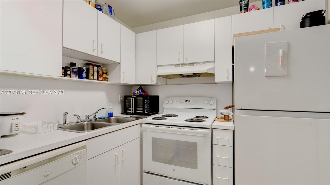 For Rent: $2,200 (2 beds, 2 baths, 840 Square Feet)