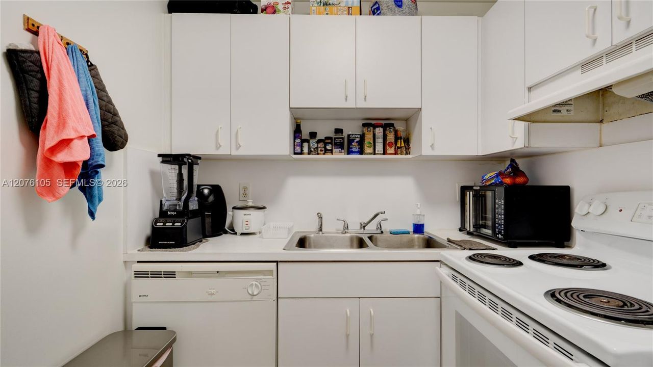 For Rent: $2,200 (2 beds, 2 baths, 840 Square Feet)