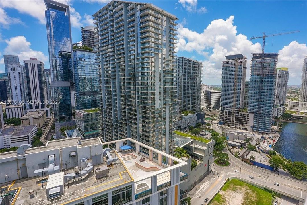 For Rent: $4,700 (2 beds, 2 baths, 1402 Square Feet)
