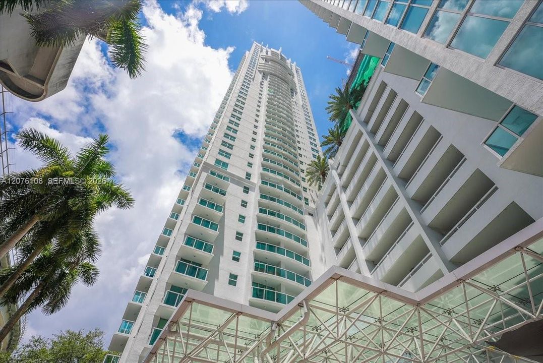 For Rent: $4,700 (2 beds, 2 baths, 1402 Square Feet)
