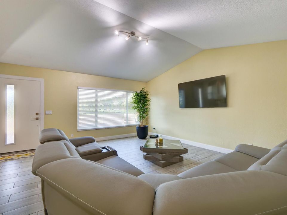 1915 E LAKE living