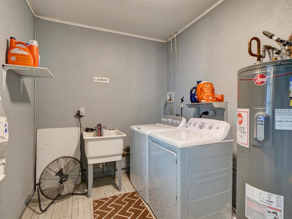 1915 E LAKE Laundry room with sink