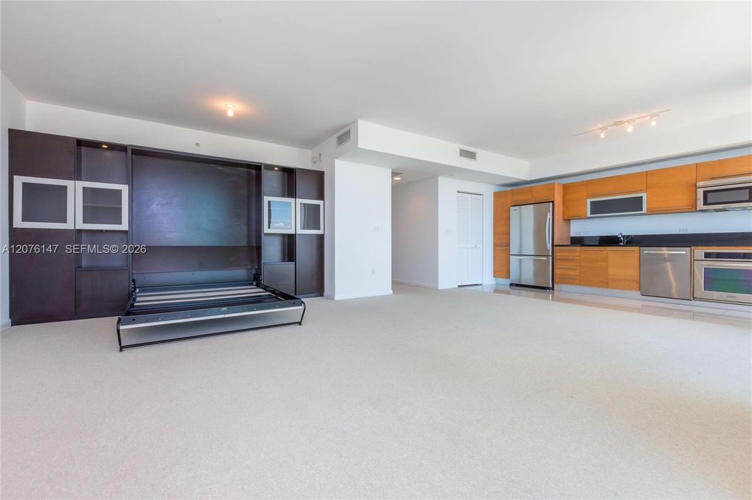 For Rent: $2,800 (1 beds, 1 baths, 708 Square Feet)