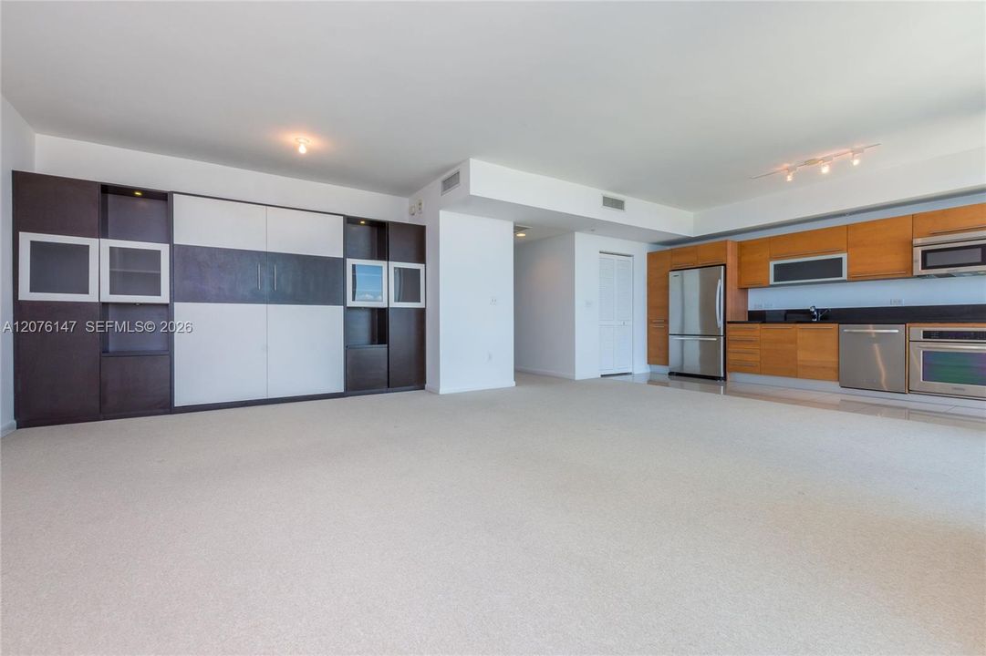 For Rent: $2,800 (1 beds, 1 baths, 708 Square Feet)