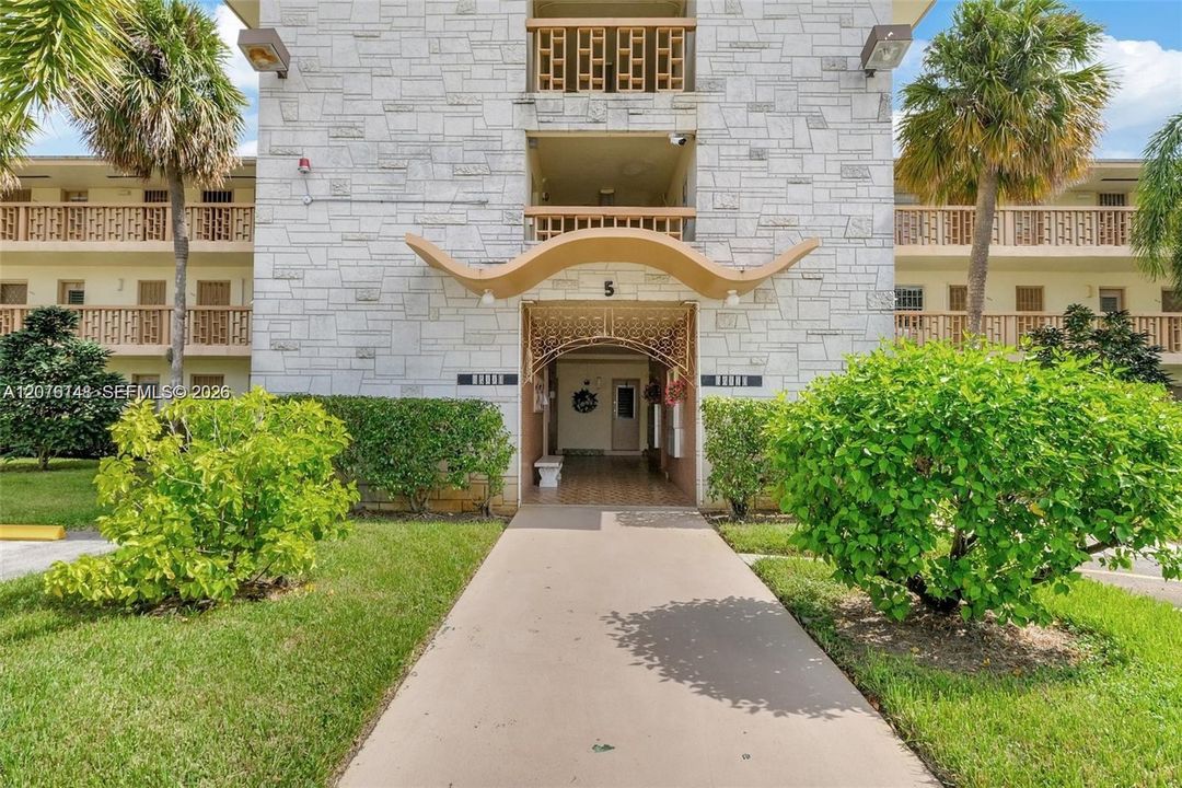 For Sale: $64,500 (1 beds, 1 baths, 688 Square Feet)
