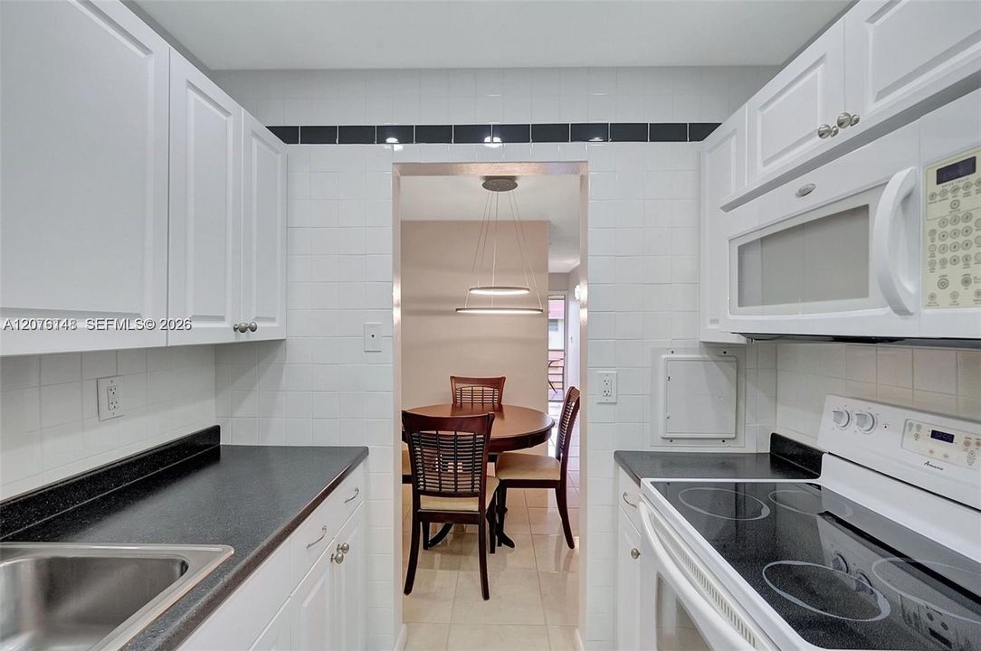 For Sale: $64,500 (1 beds, 1 baths, 688 Square Feet)