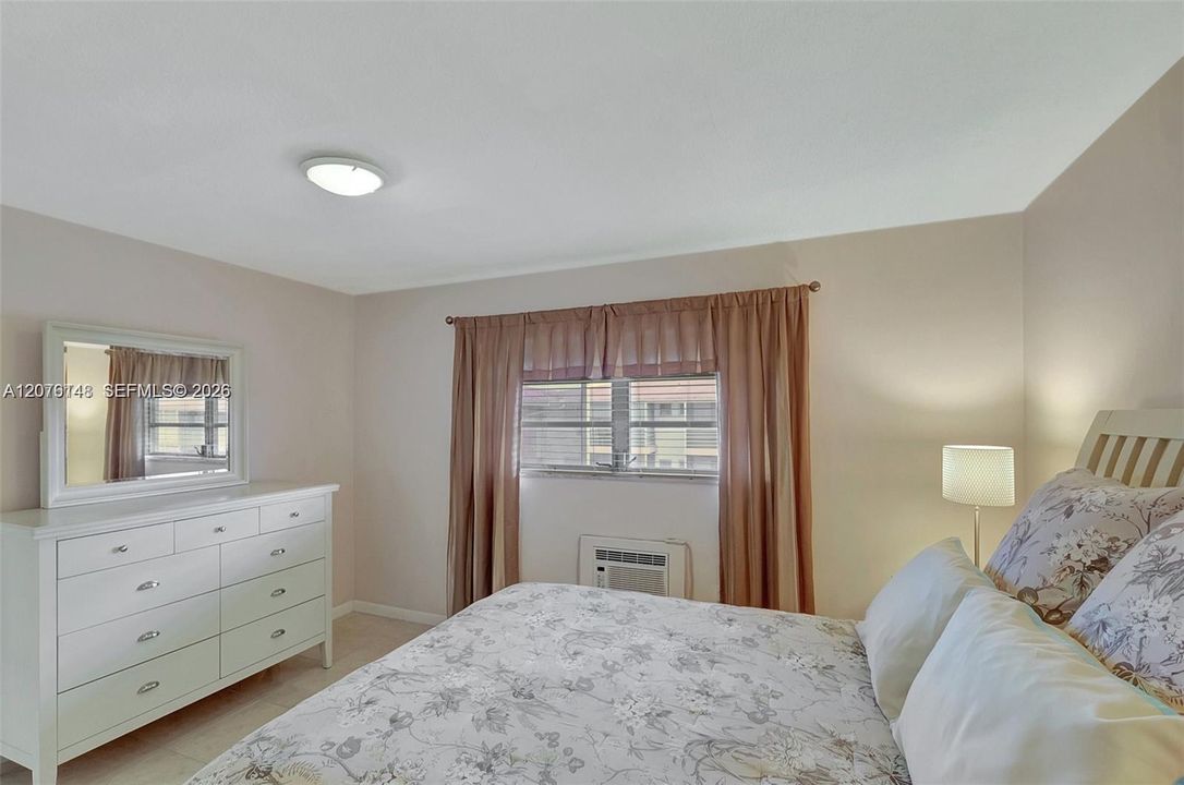 For Sale: $64,500 (1 beds, 1 baths, 688 Square Feet)