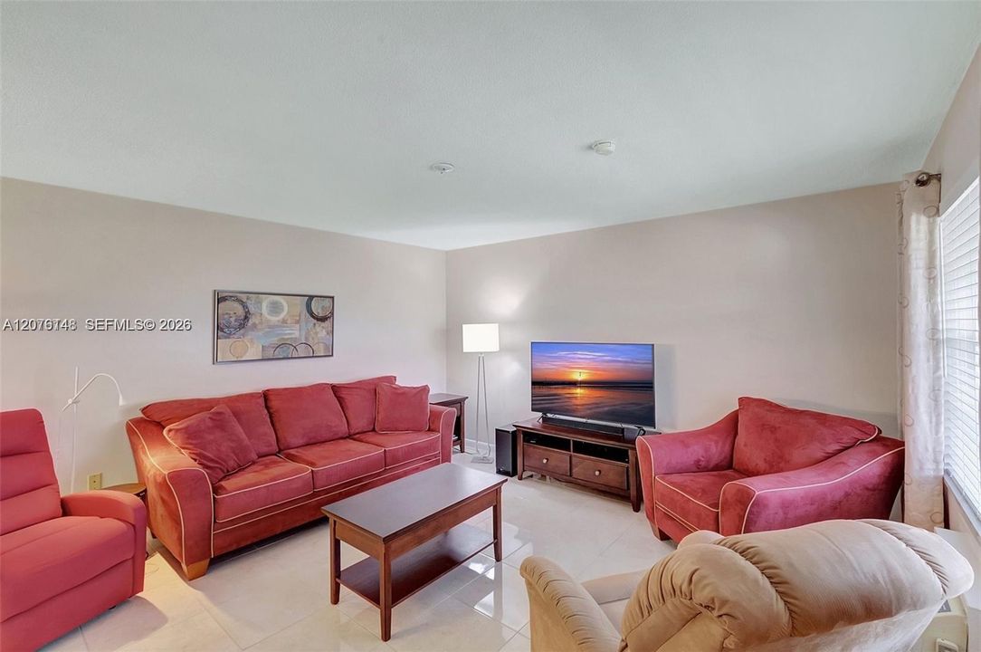 For Sale: $64,500 (1 beds, 1 baths, 688 Square Feet)