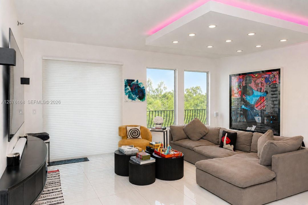 En Venta: $799,000 (2 camas, 2 baños, 1640 Pies cuadrados)