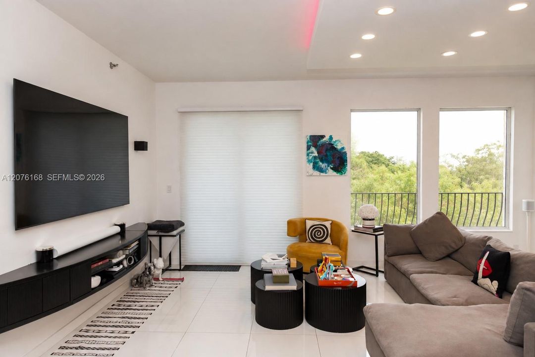 En Venta: $799,000 (2 camas, 2 baños, 1640 Pies cuadrados)