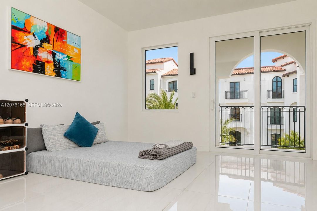 En Venta: $799,000 (2 camas, 2 baños, 1640 Pies cuadrados)