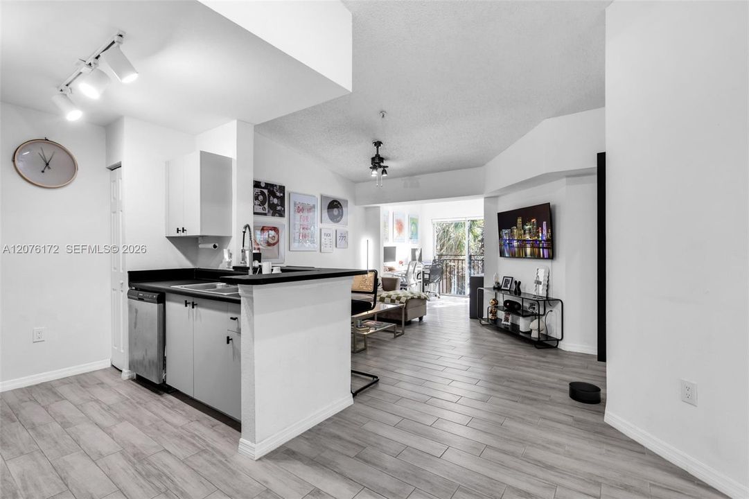 For Sale: $269,000 (1 beds, 1 baths, 800 Square Feet)