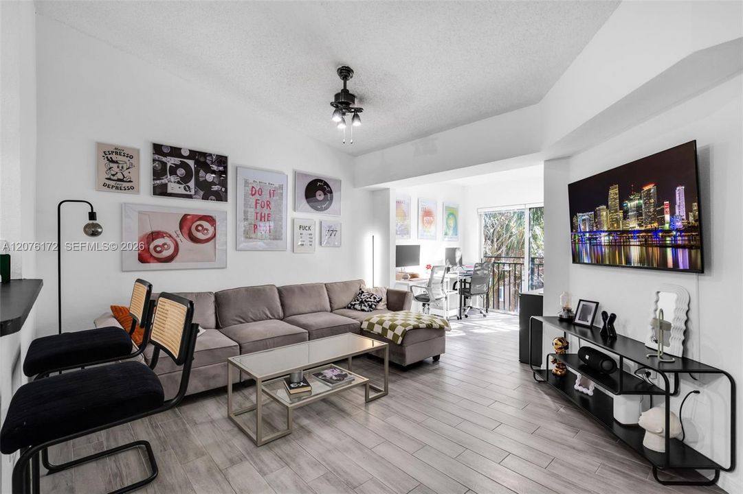 For Sale: $269,000 (1 beds, 1 baths, 800 Square Feet)