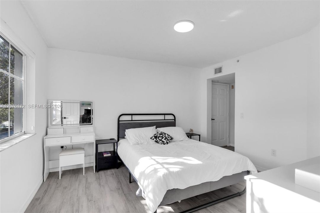 For Sale: $269,000 (1 beds, 1 baths, 800 Square Feet)