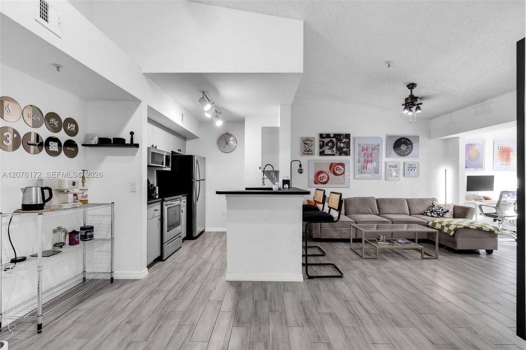 For Sale: $269,000 (1 beds, 1 baths, 800 Square Feet)