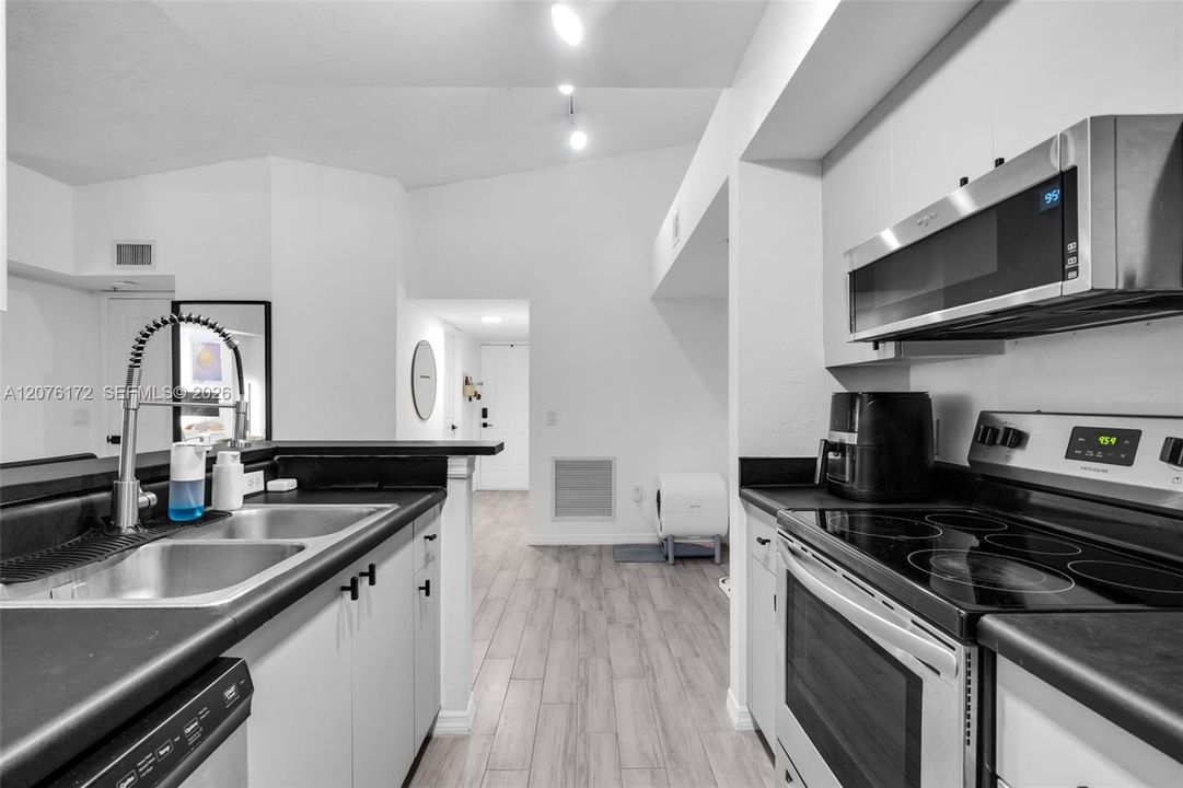 For Sale: $269,000 (1 beds, 1 baths, 800 Square Feet)