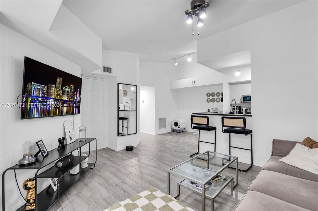 For Sale: $269,000 (1 beds, 1 baths, 800 Square Feet)