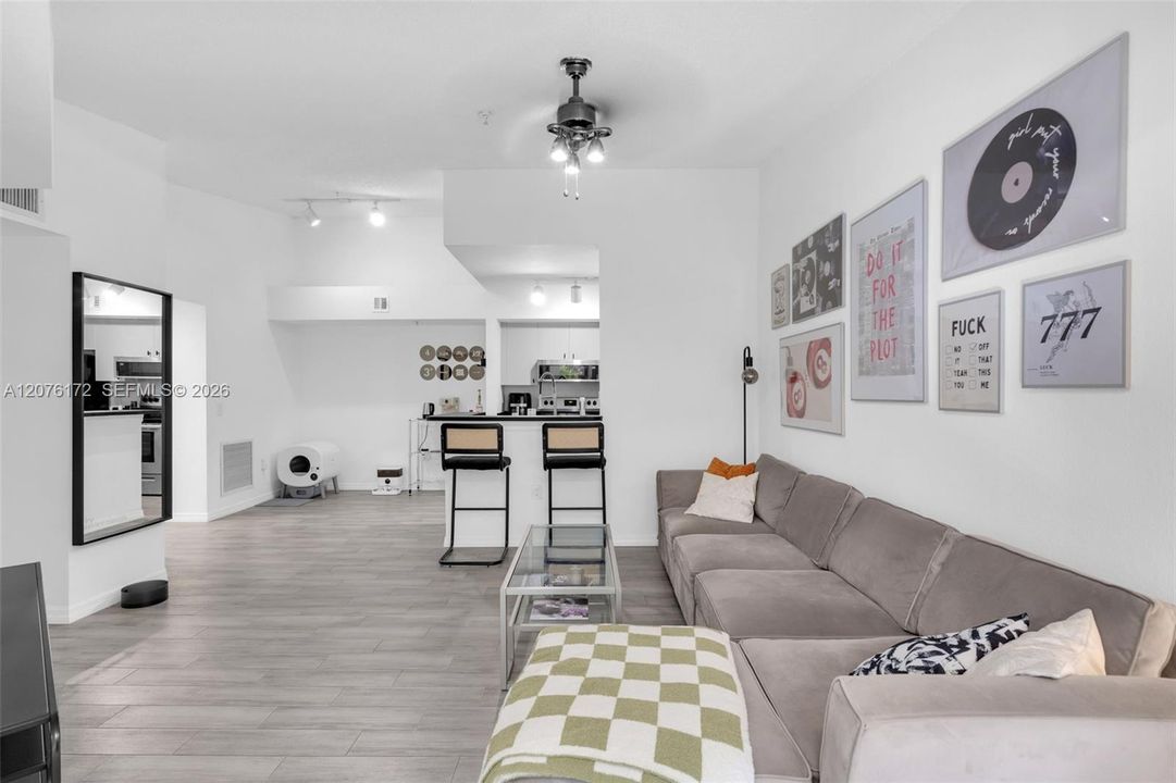 For Sale: $269,000 (1 beds, 1 baths, 800 Square Feet)