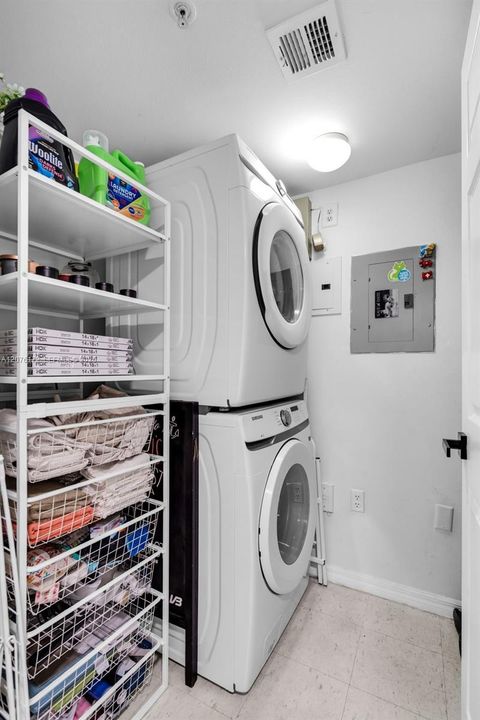 For Sale: $269,000 (1 beds, 1 baths, 800 Square Feet)
