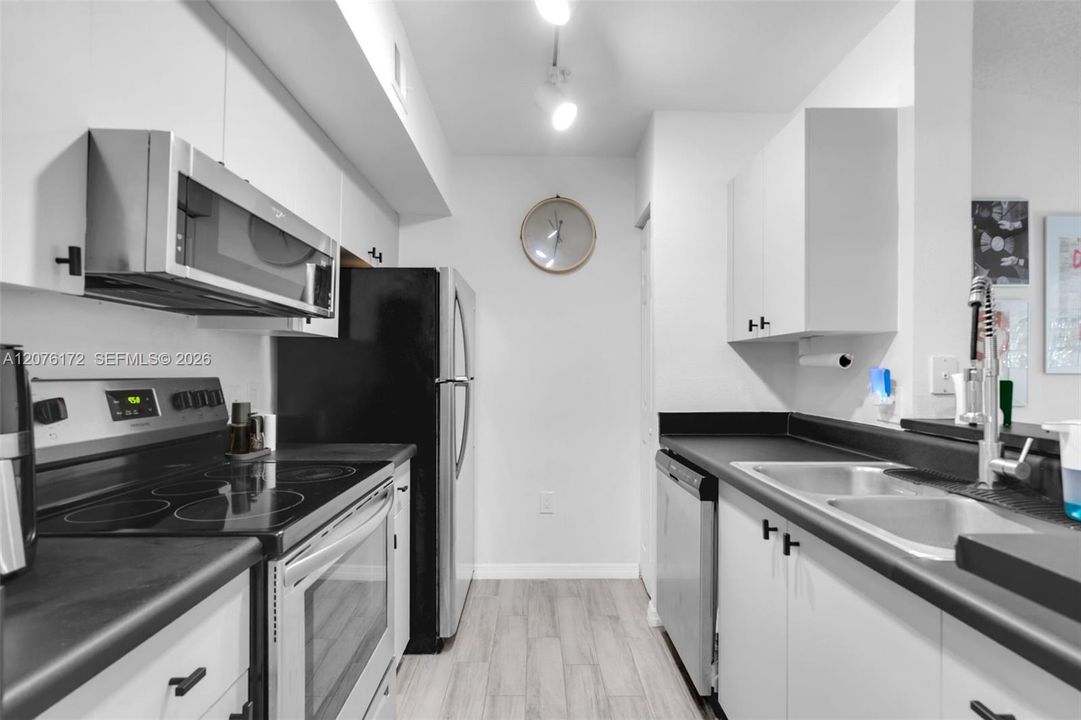 For Sale: $269,000 (1 beds, 1 baths, 800 Square Feet)