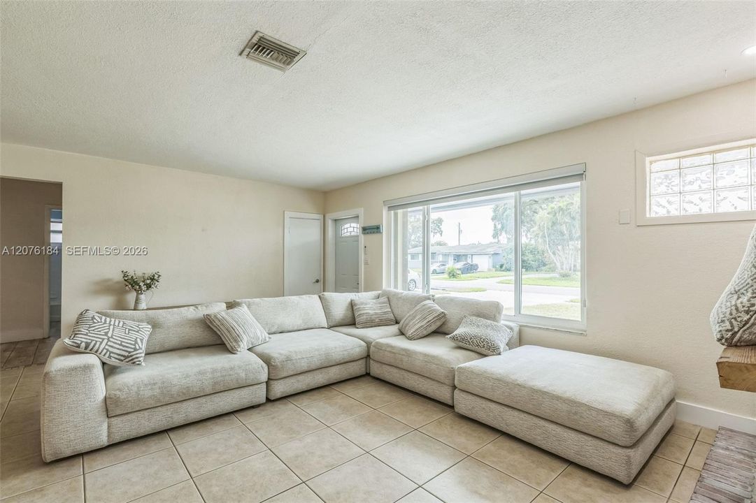 For Rent: $4,000 (3 beds, 2 baths, 1812 Square Feet)