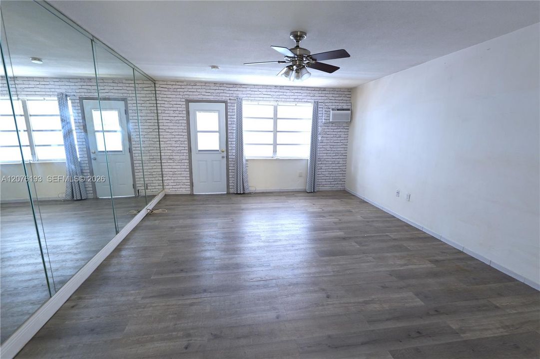 For Rent: $1,700 (0 beds, 1 baths, 394 Square Feet)