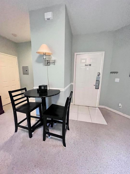 Foyer/dining