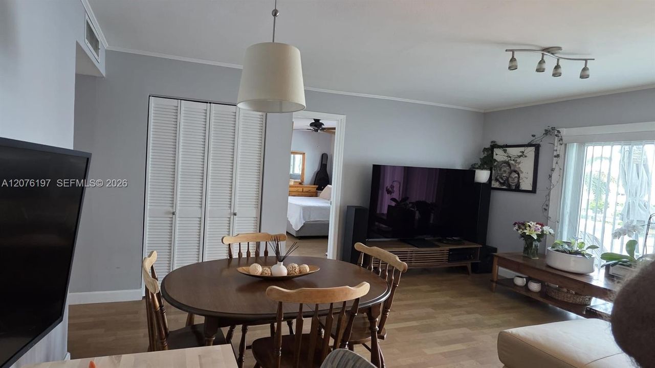 For Rent: $2,100 (1 beds, 1 baths, 700 Square Feet)