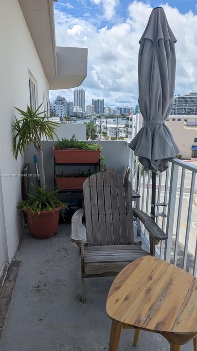 For Rent: $2,100 (1 beds, 1 baths, 700 Square Feet)