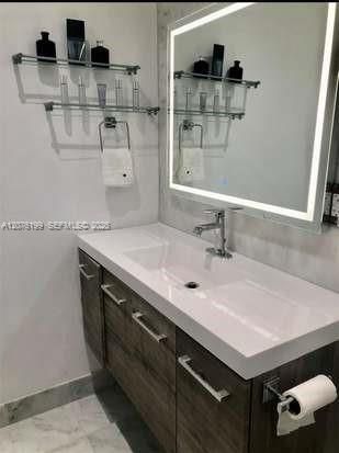 En Venta: $624,500 (3 camas, 2 baños, 1377 Pies cuadrados)