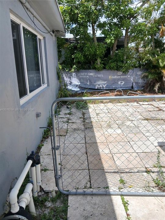 nice big back patio..great for entertaining or playing basketball