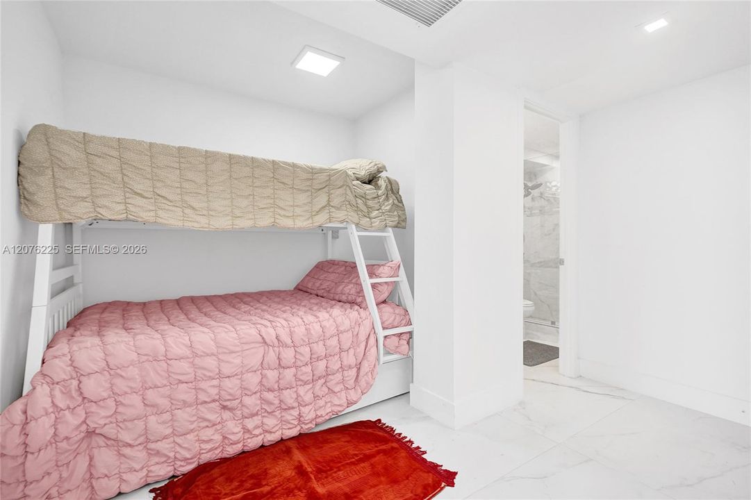 For Rent: $3,200 (1 beds, 2 baths, 906 Square Feet)