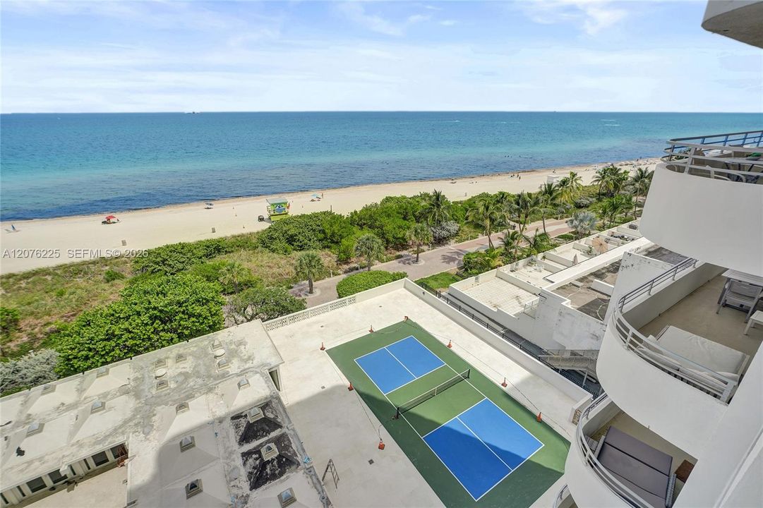 For Rent: $3,200 (1 beds, 2 baths, 906 Square Feet)