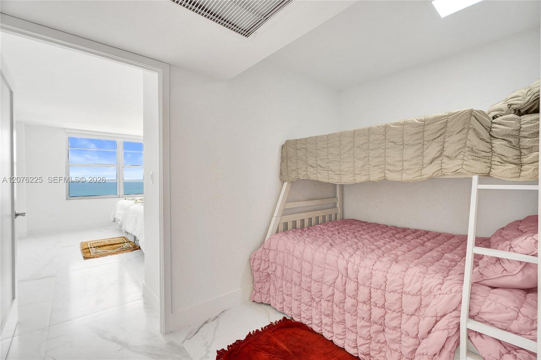 For Rent: $3,200 (1 beds, 2 baths, 906 Square Feet)